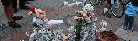 Bicicleta blanca de niña, con flores