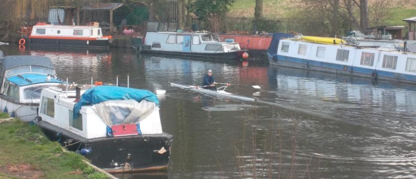Hombre remando en canal de Londres