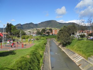 Bogotá,_río_Fucha_hacia_la_kr_12