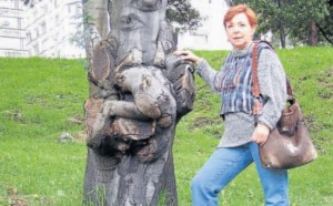 María Clara Laverde con el árbol