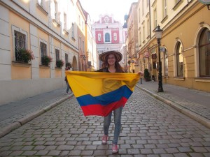 Magdalena Borowska en Poznan, Polonia, con su bandera de Colombia
