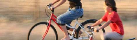 Una mujer y un niño montando bicicleta
