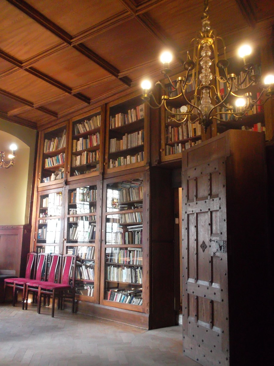 Pasaje secreto en la biblioteca del castillo