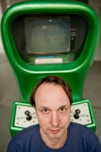 Andreas Lange, el curador y director del museo con Computer Space. Foto de Jörg Metzner