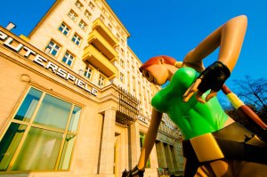 En verano, Lara Croft recibe a los visitantes en la calle. Foto Jörg Metzner