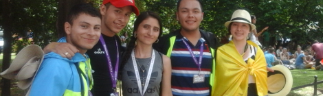 Colombianos con bandera en Polonia