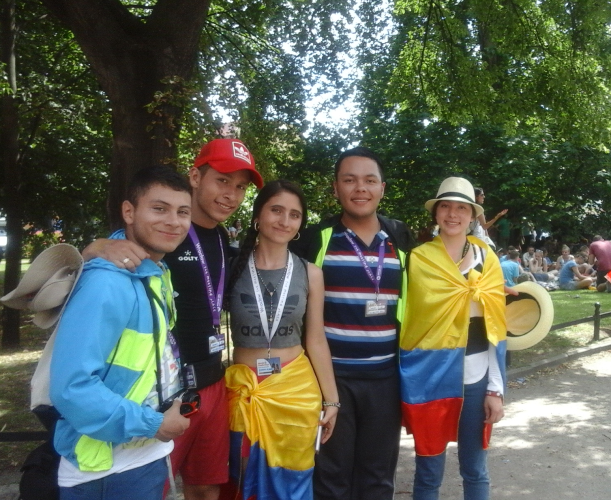 Colombianos con bandera en Polonia