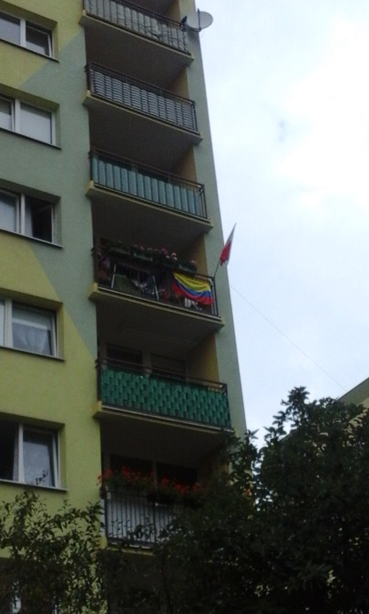 Bandera de Colombia en Polonia