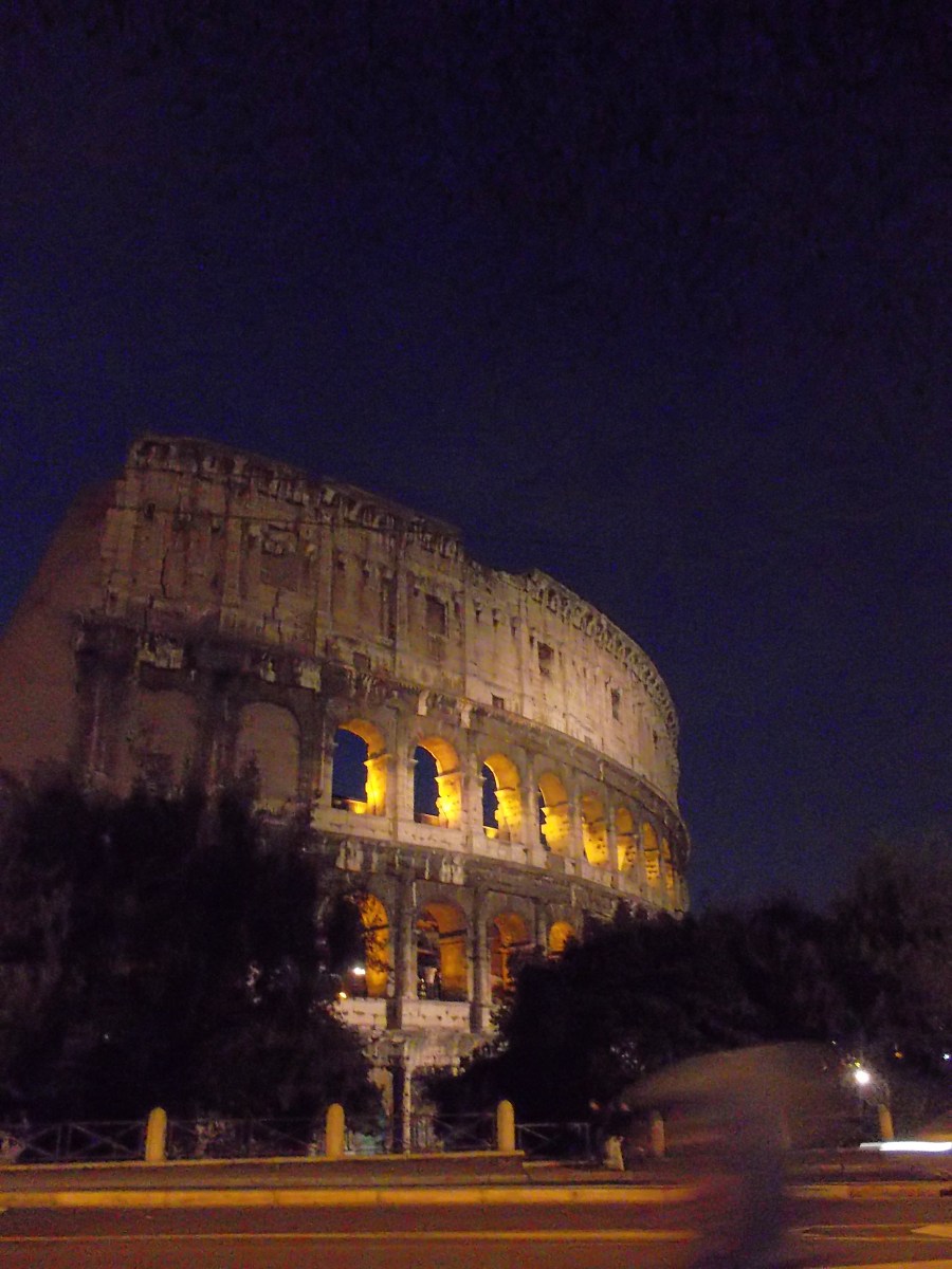 Coliseo romano por la noche