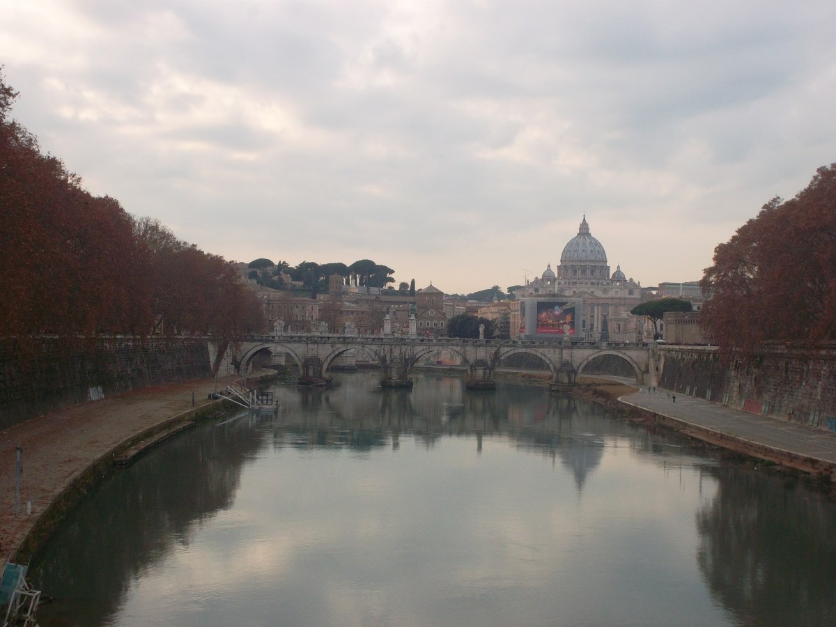 Vista de la catedral de San Pietro, desde un puente