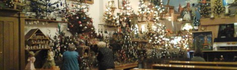 Mujeres preparan pesebre de iglesia