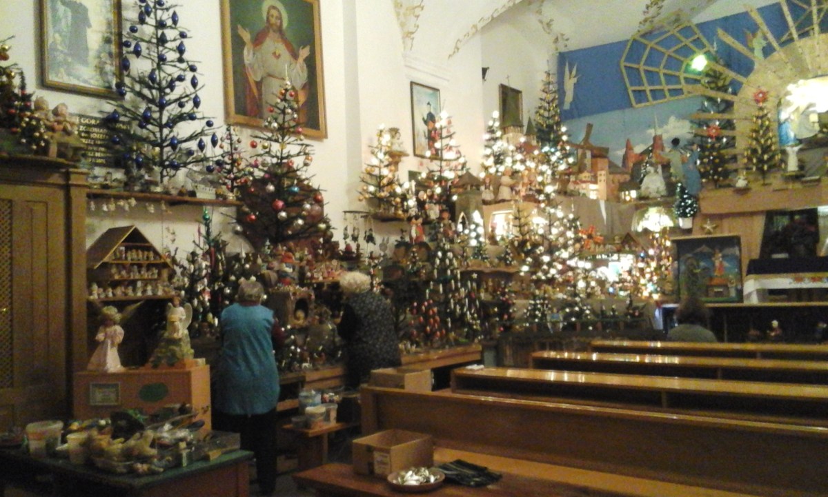 Mujeres preparan pesebre de iglesia