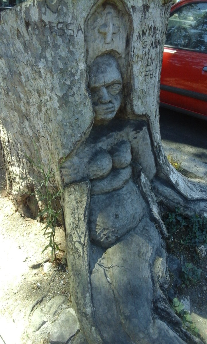 Mujer tallada en un árbol, en Roma