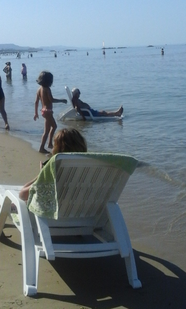 SSilla tumbona en el agua