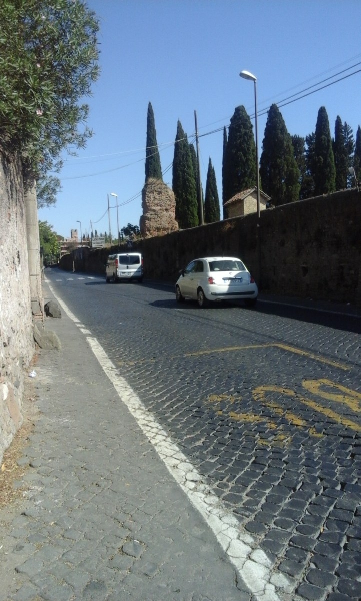Calle sin andenes en Roma