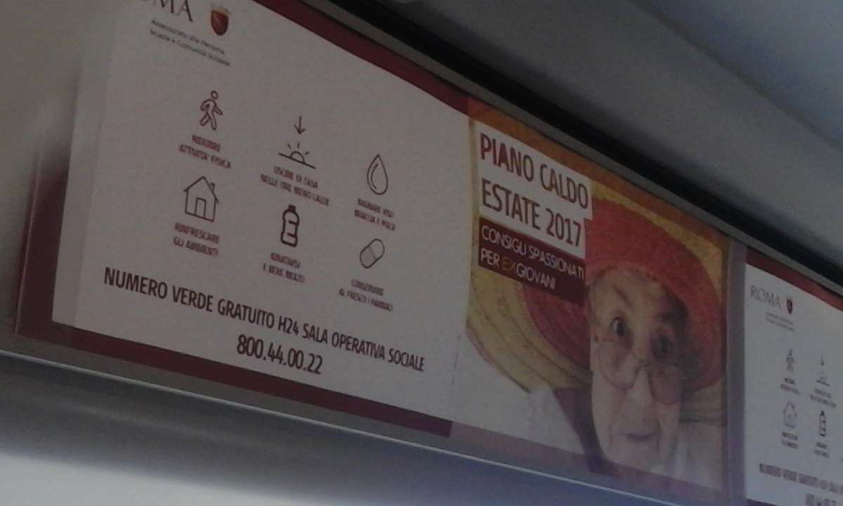 Cartel con consejos para el verano en un bus