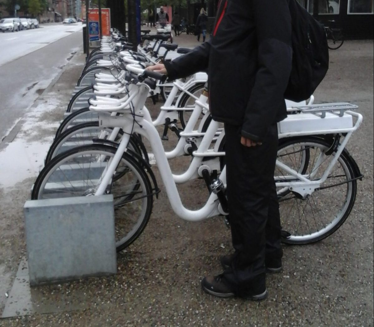 Hombre junto a las bicicletas blancas de Copenhague