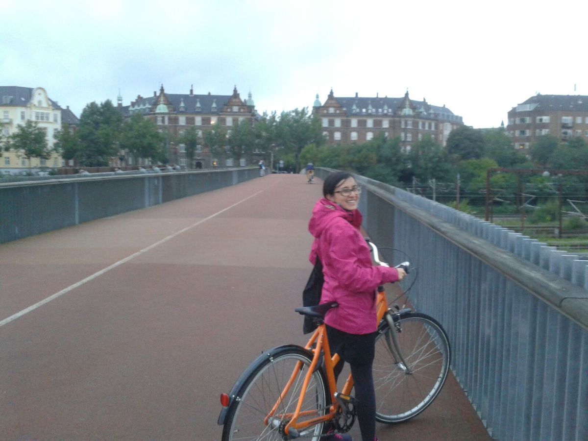 Mujer en bicicleta sonriente, en Copenhague