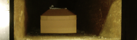 Ataúd de cartón dentro del horno crematorio