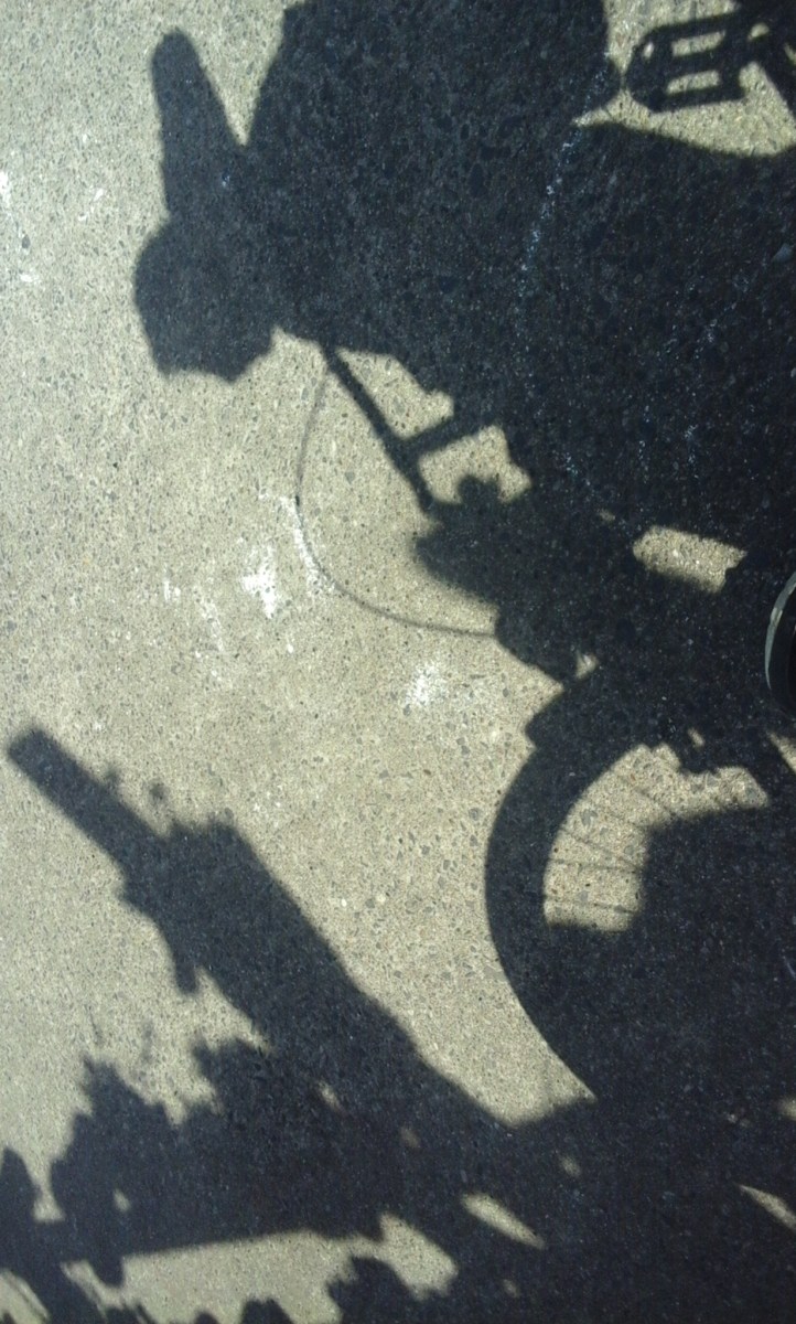 Sombra de hombre en bicicleta