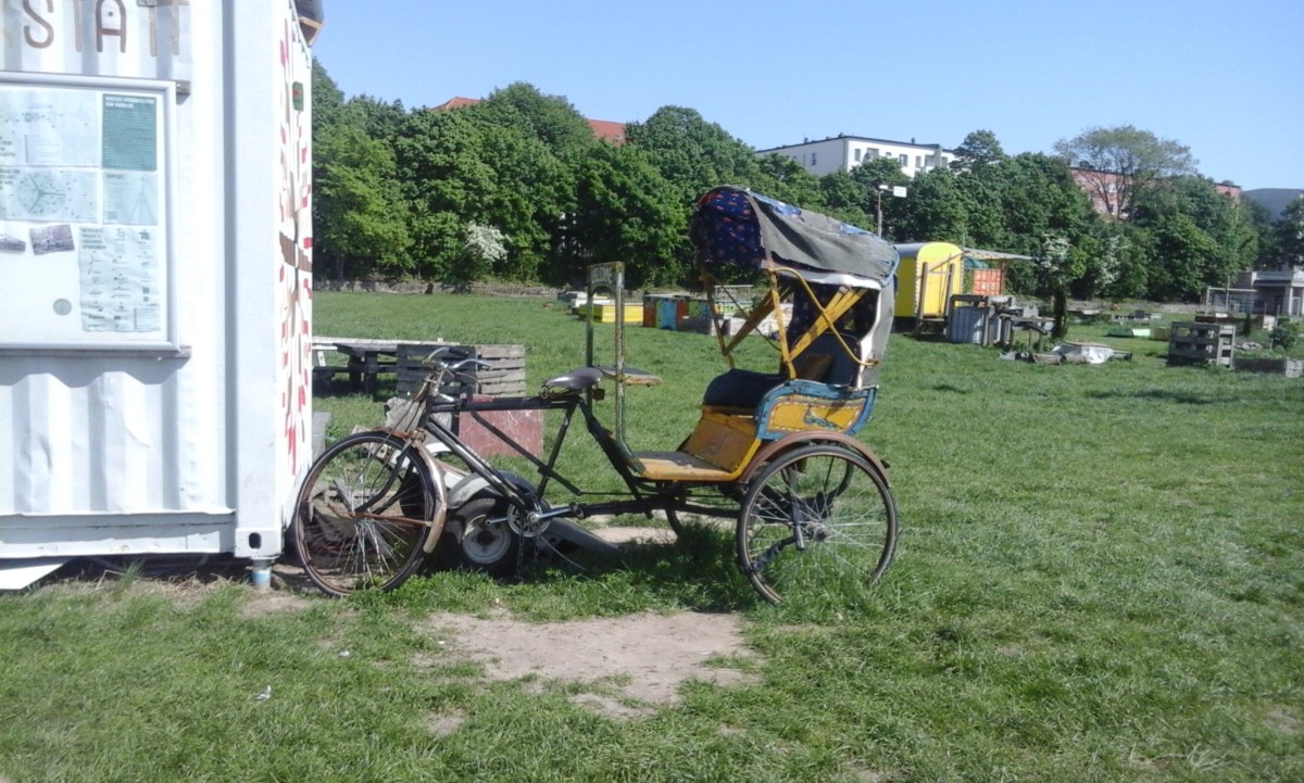 Bicicleta con carruaje, en jardín de Berlín