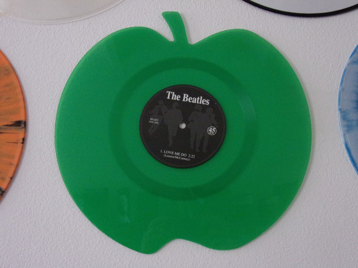 Disco de los Beatles con forma de manzana, y de color verde