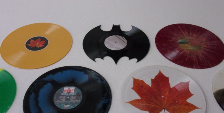 Discos de colección de GZ Media: uno es la silueta de un murciélago