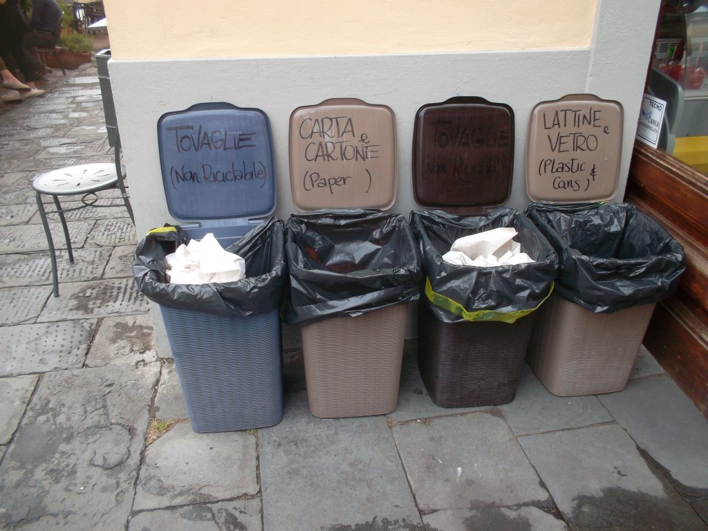 Contenedores de basura para el reciclaje, en calle del centro de Lucca