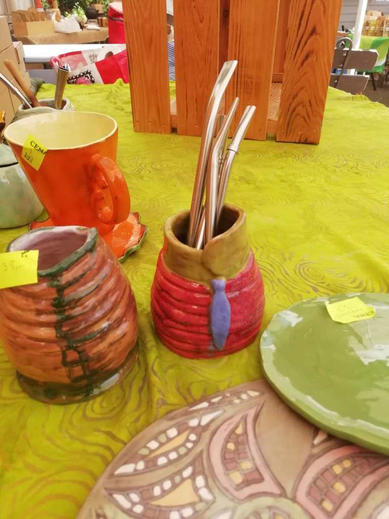 Tazas de diferentes colores, con bombillas metálicas en el festival del té.
